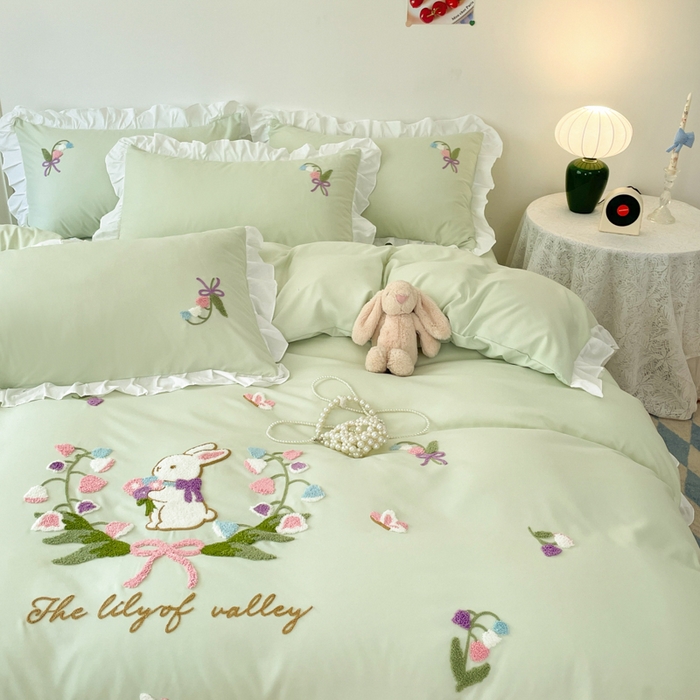 91家纺网 家纺一手货源 找家纺 易禾家纺 2025新款韩版小清新毛巾绣水洗棉四件套学生宿舍三件套铃兰小兔系列（专板花型） 铃兰小兔-浅绿