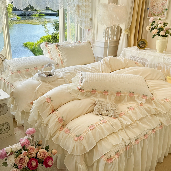 91家纺网 家纺一手货源 找家纺 虹星家纺 2025新款玫瑰花语全棉纯棉床裙款四件套 玫瑰花语-奶昔白