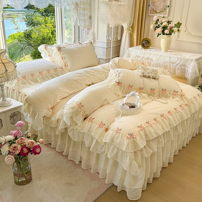 91家纺网 家纺一手货源 找家纺 虹星家纺 2025新款玫瑰花语全棉纯棉床裙款四件套 玫瑰花语-奶昔白