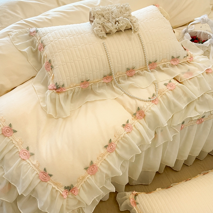 91家纺网 家纺一手货源 找家纺 虹星家纺 2025新款玫瑰花语全棉纯棉床裙款四件套 玫瑰花语-奶昔白