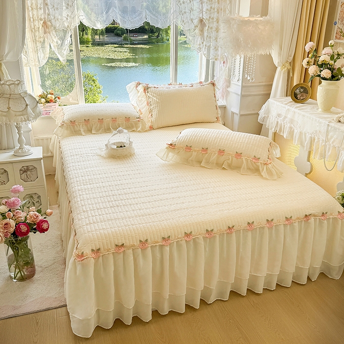 91家纺网 家纺一手货源 找家纺 虹星家纺 2025新款玫瑰花语全棉纯棉床裙款四件套 玫瑰花语-奶昔白