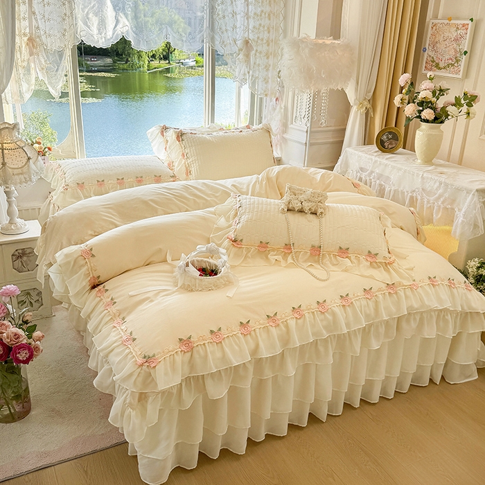 91家纺网 家纺一手货源 找家纺 虹星家纺 2025新款玫瑰花语全棉纯棉床裙款四件套 玫瑰花语-奶昔白