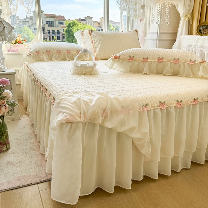 91家纺网 家纺一手货源 找家纺 虹星家纺 2025新款玫瑰花语全棉纯棉床裙款四件套 玫瑰花语-奶昔白