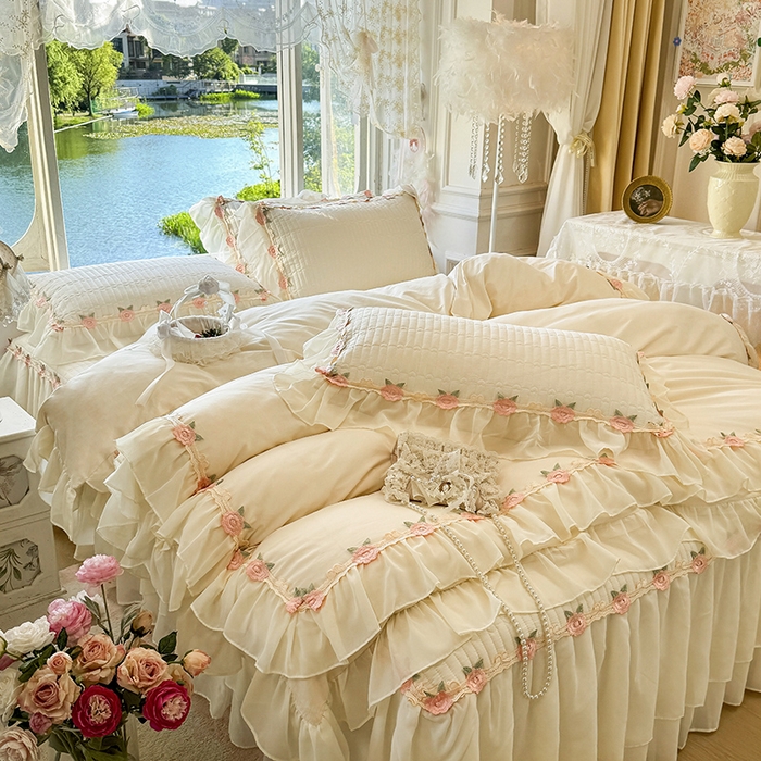 91家纺网 家纺一手货源 找家纺 虹星家纺 2025新款玫瑰花语全棉纯棉床裙款四件套 玫瑰花语-奶昔白