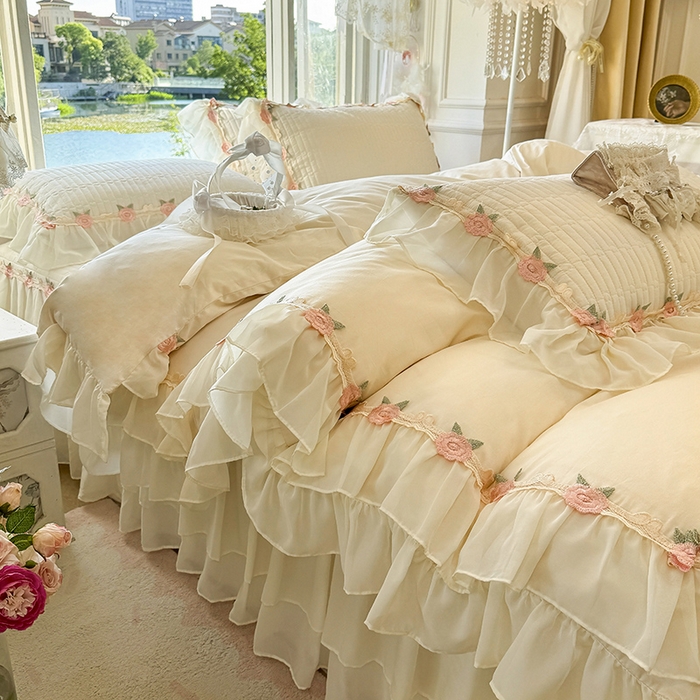 91家纺网 家纺一手货源 找家纺 虹星家纺 2025新款玫瑰花语全棉纯棉床裙三件套单床裙床裙单件 玫瑰花语-奶昔白