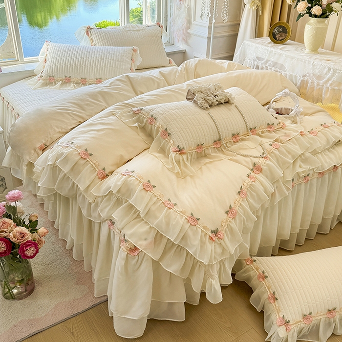 91家纺网 家纺一手货源 找家纺 虹星家纺 2025新款玫瑰花语全棉纯棉床裙三件套单床裙床裙单件 玫瑰花语-奶昔白