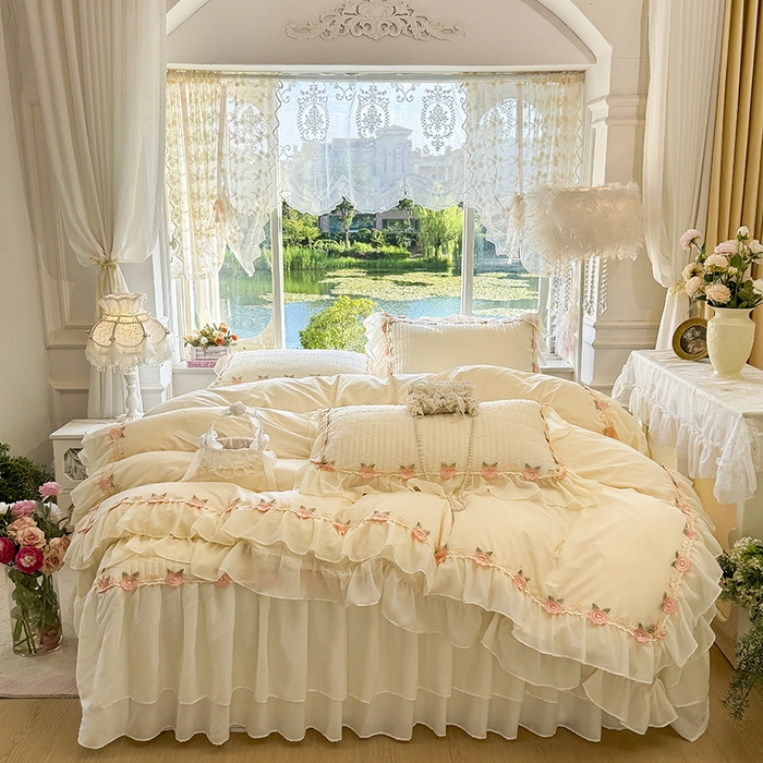 91家纺网 家纺一手货源 找家纺 虹星家纺 2025新款玫瑰花语全棉纯棉床裙三件套单床裙床裙单件 玫瑰花语-奶昔白