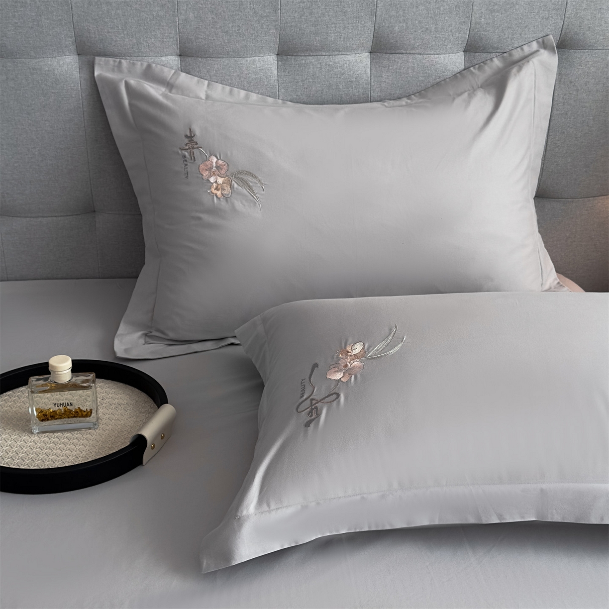 91家纺网 家纺一手货源 找家纺 曼秀琳家纺 2025秋冬新款超柔60s贡缎磨毛刺绣款套件四件套 平安喜乐-胚芽灰