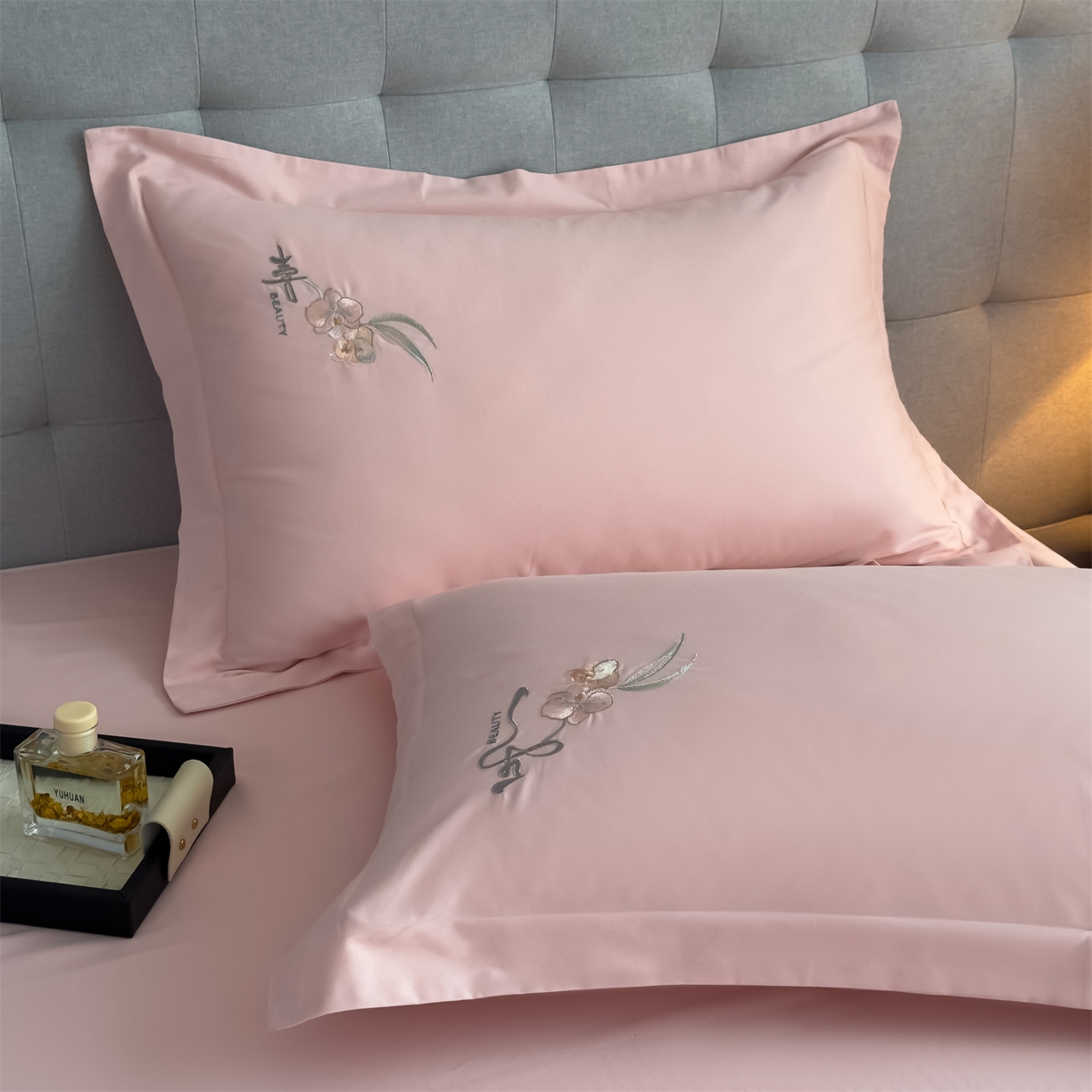 91家纺网 家纺一手货源 找家纺 曼秀琳家纺 2025秋冬新款超柔60s贡缎磨毛刺绣款套件四件套 平安喜乐-香妃粉