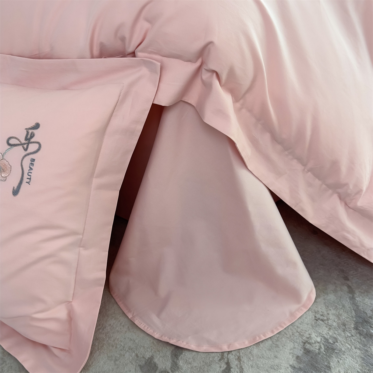 91家纺网 家纺一手货源 找家纺 曼秀琳家纺 2025秋冬新款超柔60s贡缎磨毛刺绣款套件四件套 平安喜乐-香妃粉