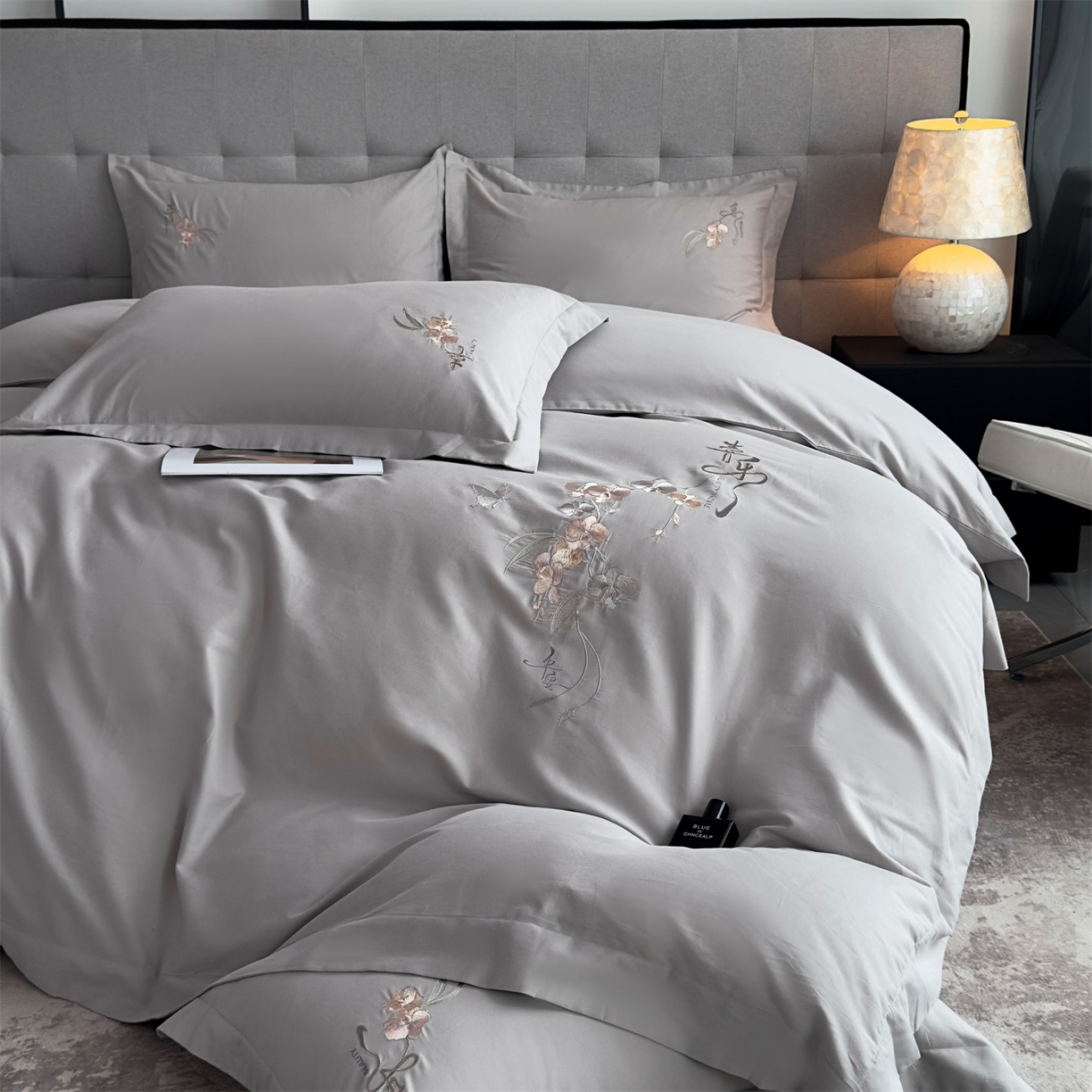 91家纺网 家纺一手货源 找家纺 曼秀琳家纺 2025秋冬新款超柔60s贡缎磨毛刺绣款套件四件套 平安喜乐-胚芽灰