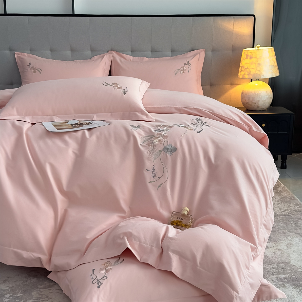 91家纺网 家纺一手货源 找家纺 曼秀琳家纺 2025秋冬新款超柔60s贡缎磨毛刺绣款套件四件套 平安喜乐-香妃粉