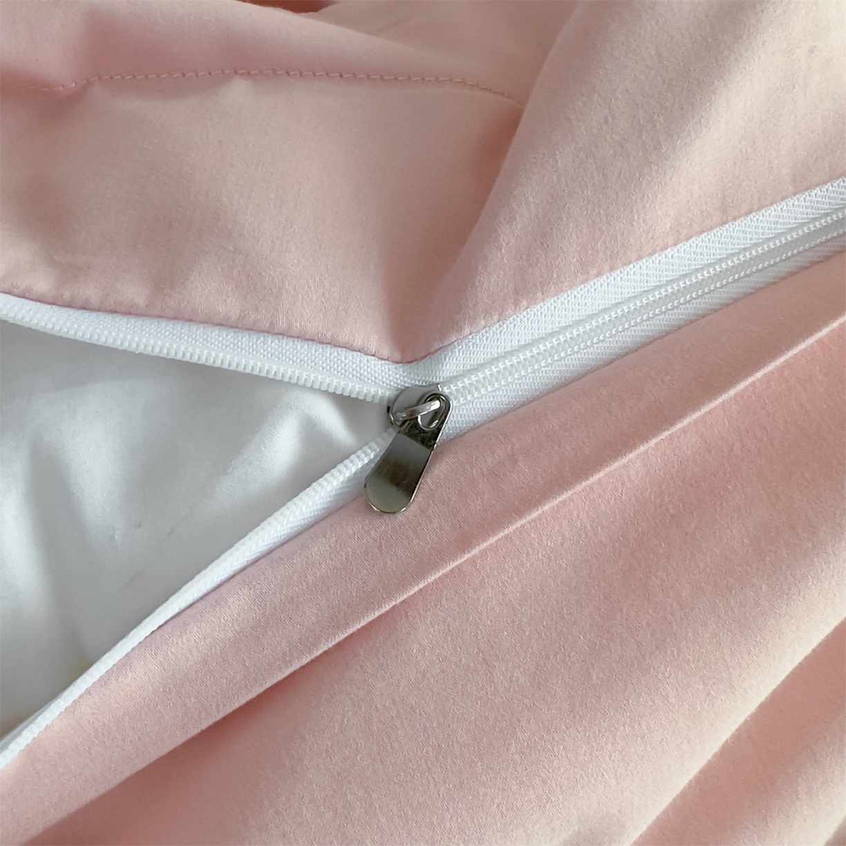 91家纺网 家纺一手货源 找家纺 曼秀琳家纺 2025秋冬新款超柔60s贡缎磨毛刺绣款套件四件套 平安喜乐-香妃粉