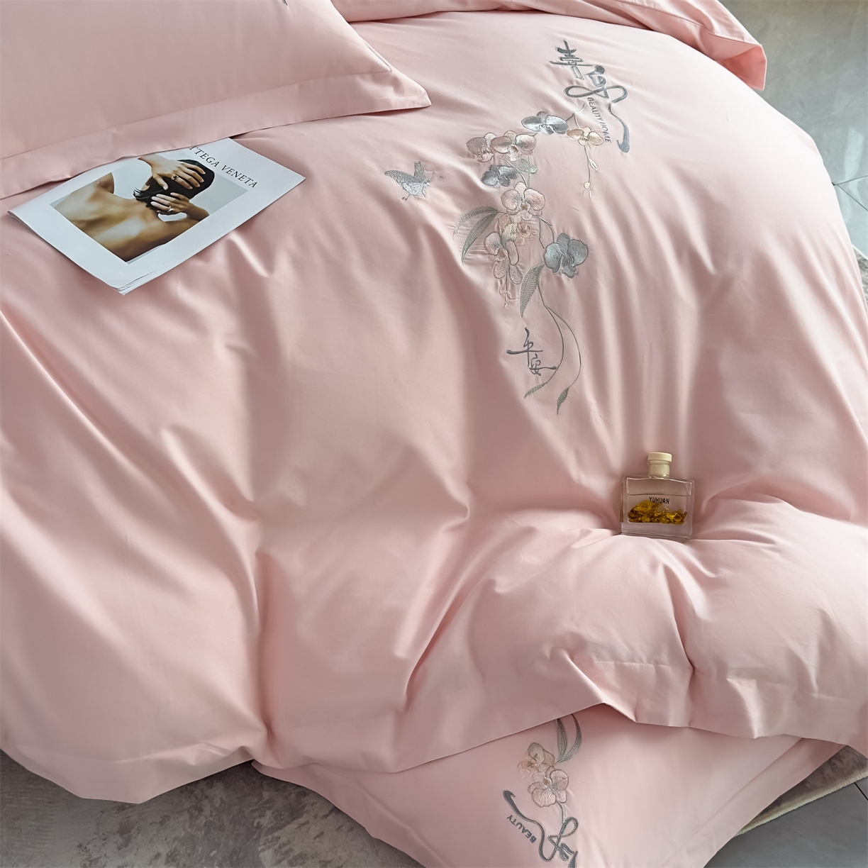 91家纺网 家纺一手货源 找家纺 曼秀琳家纺 2025秋冬新款超柔60s贡缎磨毛刺绣款套件四件套 平安喜乐-香妃粉