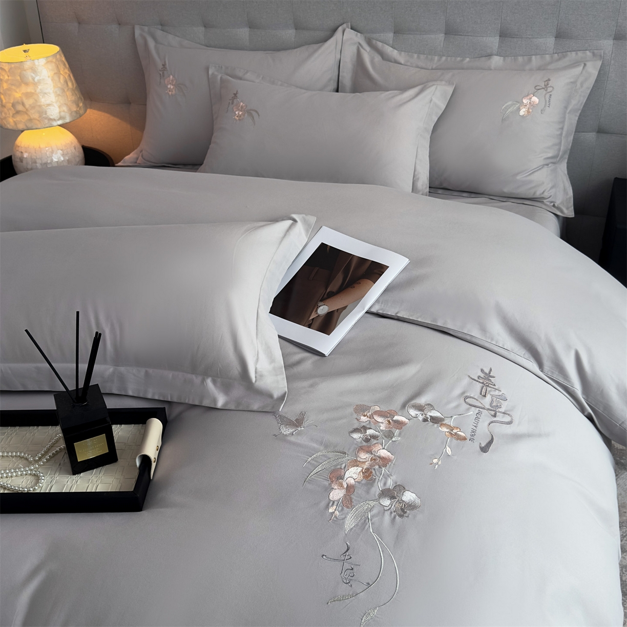 91家纺网 家纺一手货源 找家纺 曼秀琳家纺 2025秋冬新款超柔60s贡缎磨毛刺绣款套件四件套 平安喜乐-胚芽灰