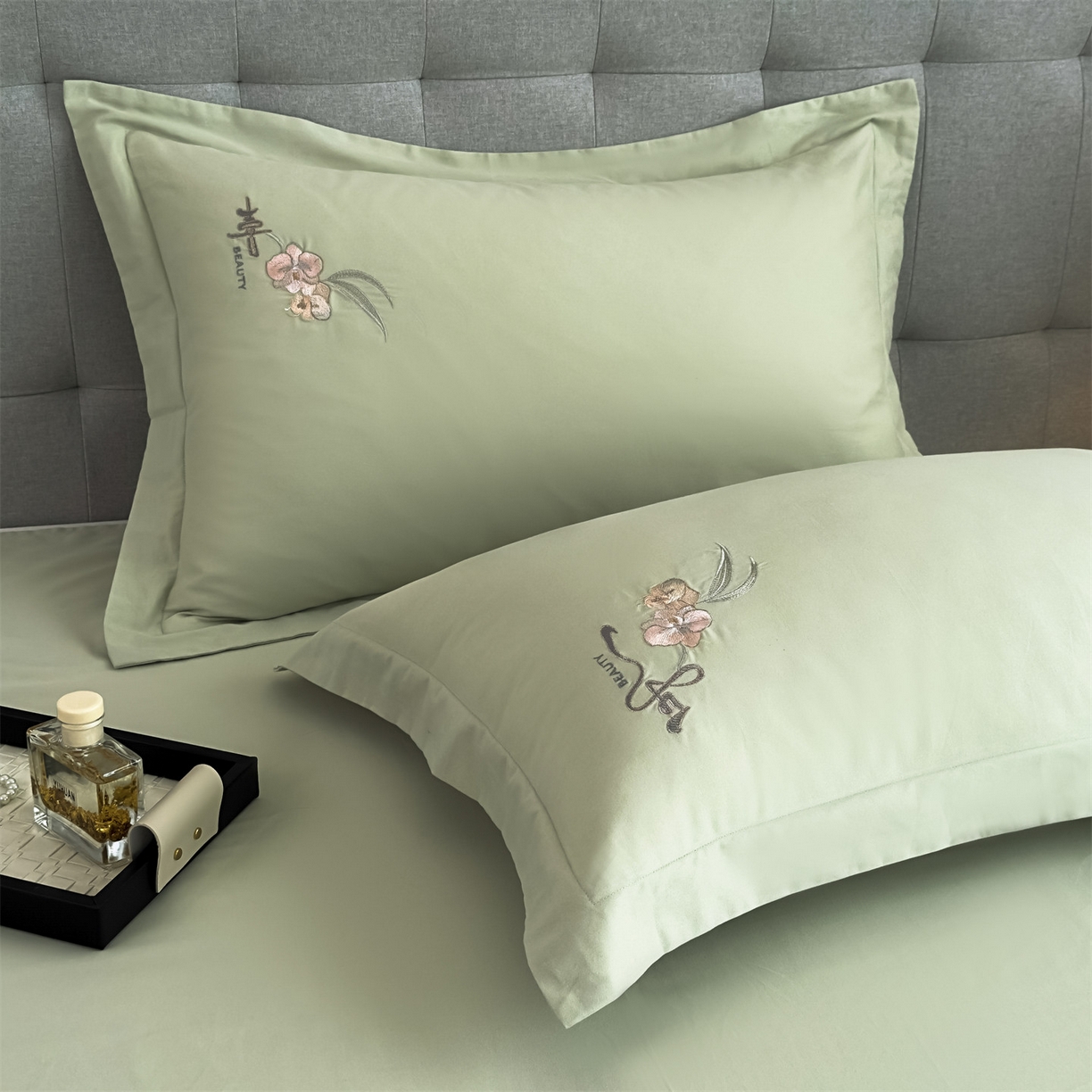 91家纺网 家纺一手货源 找家纺 曼秀琳家纺 2025秋冬新款超柔60s贡缎磨毛刺绣款套件四件套 平安喜乐-澡泽绿