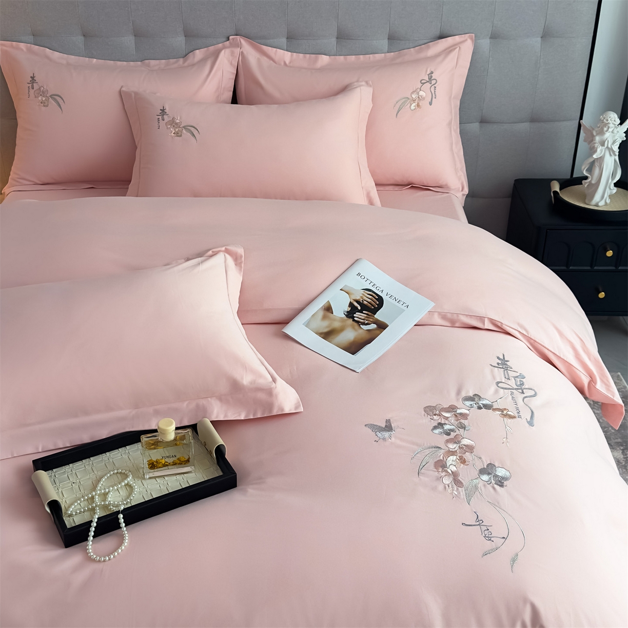 91家纺网 家纺一手货源 找家纺 曼秀琳家纺 2025秋冬新款超柔60s贡缎磨毛刺绣款套件四件套 平安喜乐-香妃粉