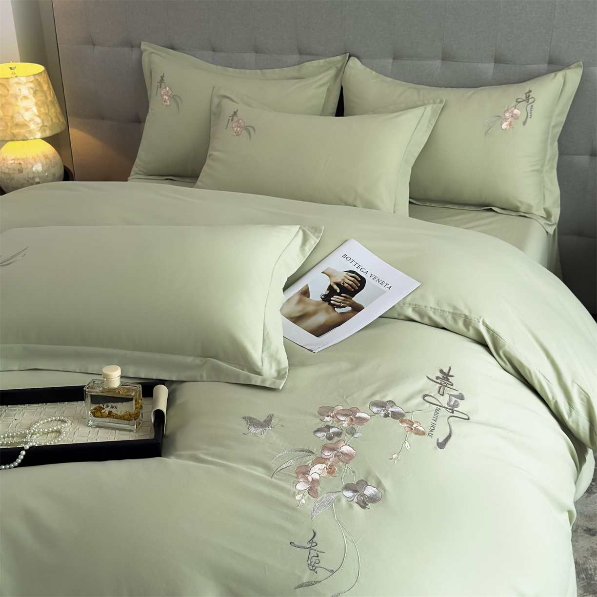 91家纺网 家纺一手货源 找家纺 曼秀琳家纺 2025秋冬新款超柔60s贡缎磨毛刺绣款套件四件套 平安喜乐-澡泽绿