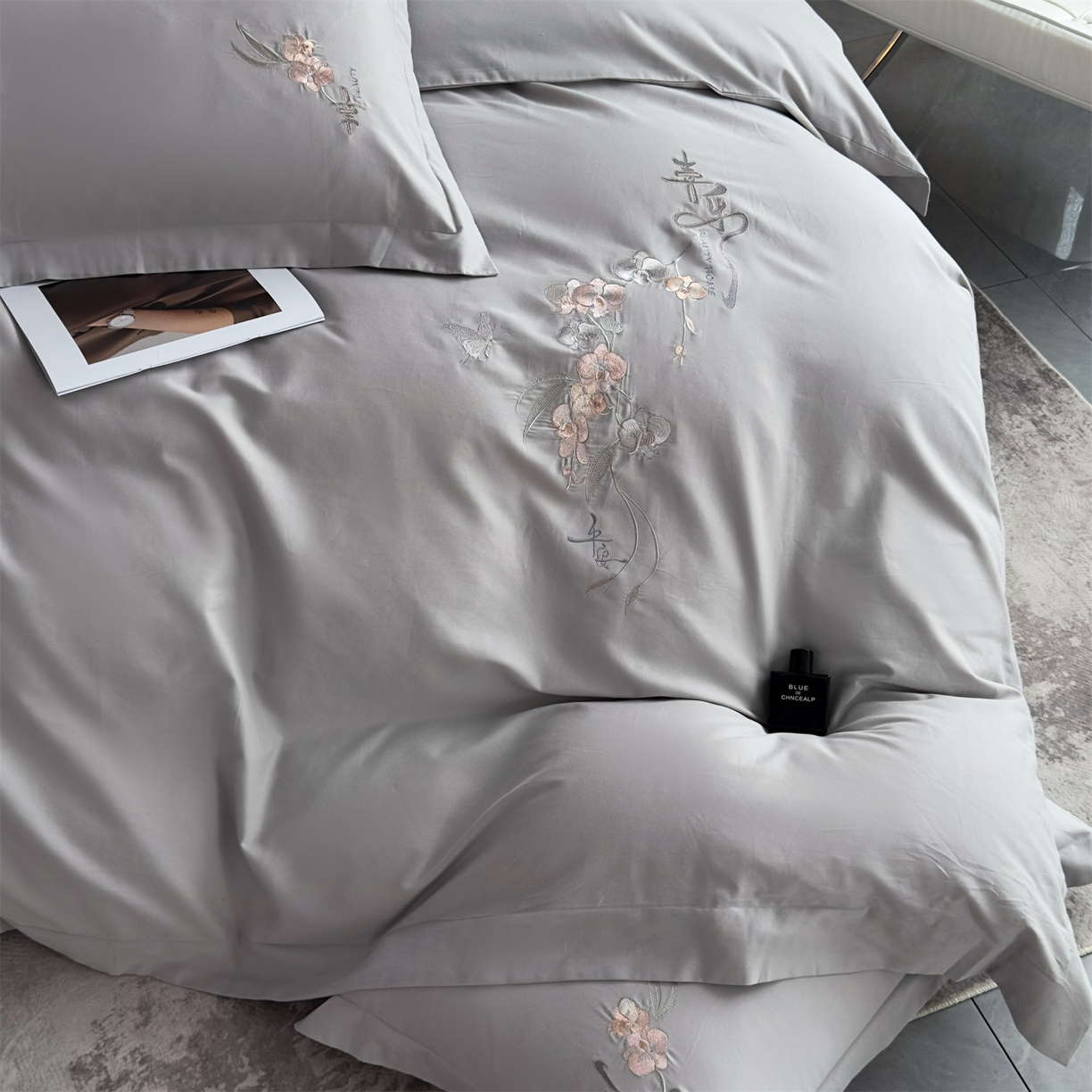 91家纺网 家纺一手货源 找家纺 曼秀琳家纺 2025秋冬新款超柔60s贡缎磨毛刺绣款套件四件套 平安喜乐-胚芽灰