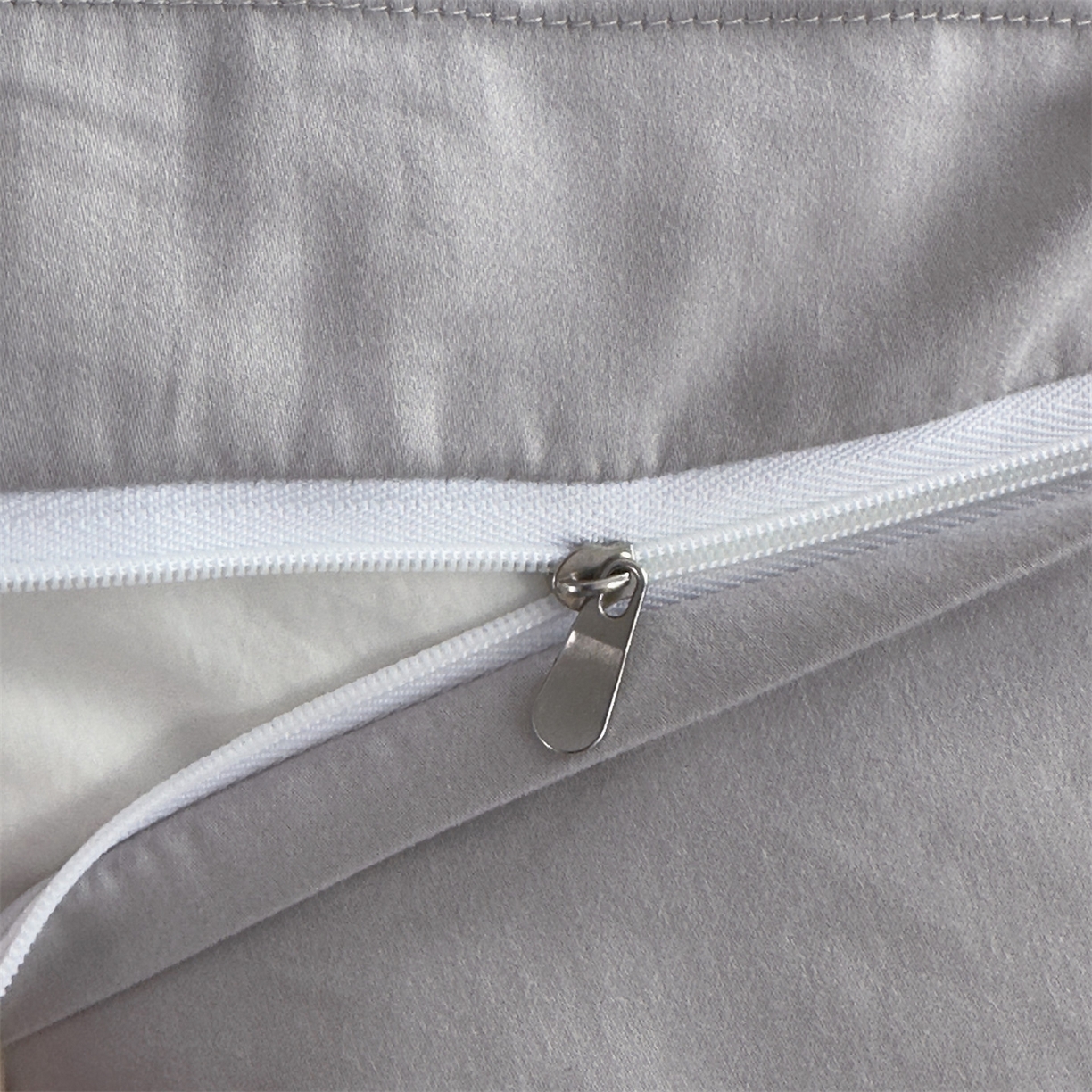 91家纺网 家纺一手货源 找家纺 曼秀琳家纺 2025秋冬新款超柔60s贡缎磨毛刺绣款套件四件套 平安喜乐-胚芽灰