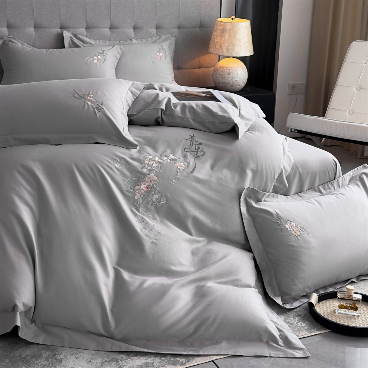 91家纺网 家纺一手货源 找家纺 曼秀琳家纺 2025秋冬新款超柔60s贡缎磨毛刺绣款套件四件套 平安喜乐-胚芽灰