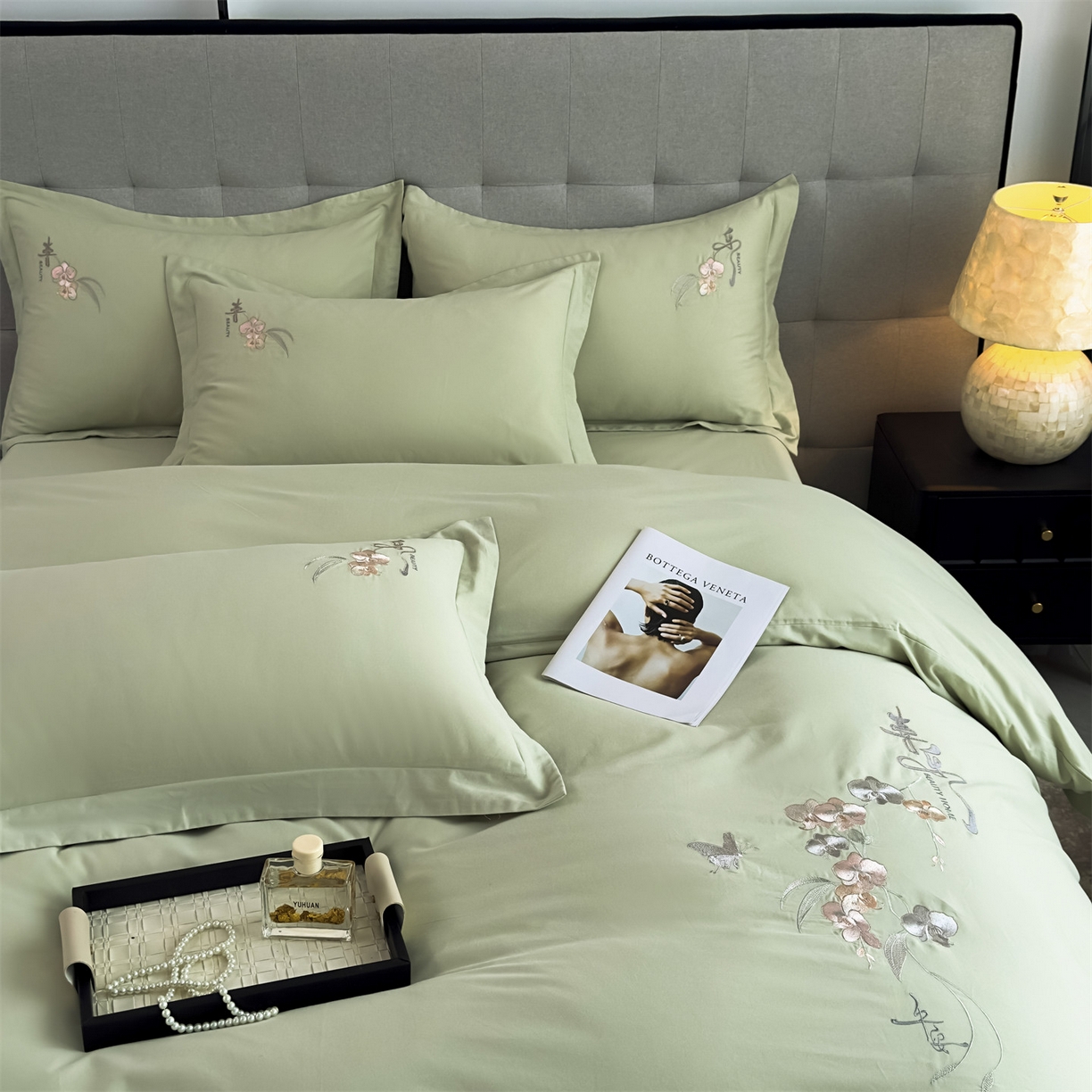 91家纺网 家纺一手货源 找家纺 曼秀琳家纺 2025秋冬新款超柔60s贡缎磨毛刺绣款套件四件套 平安喜乐-澡泽绿