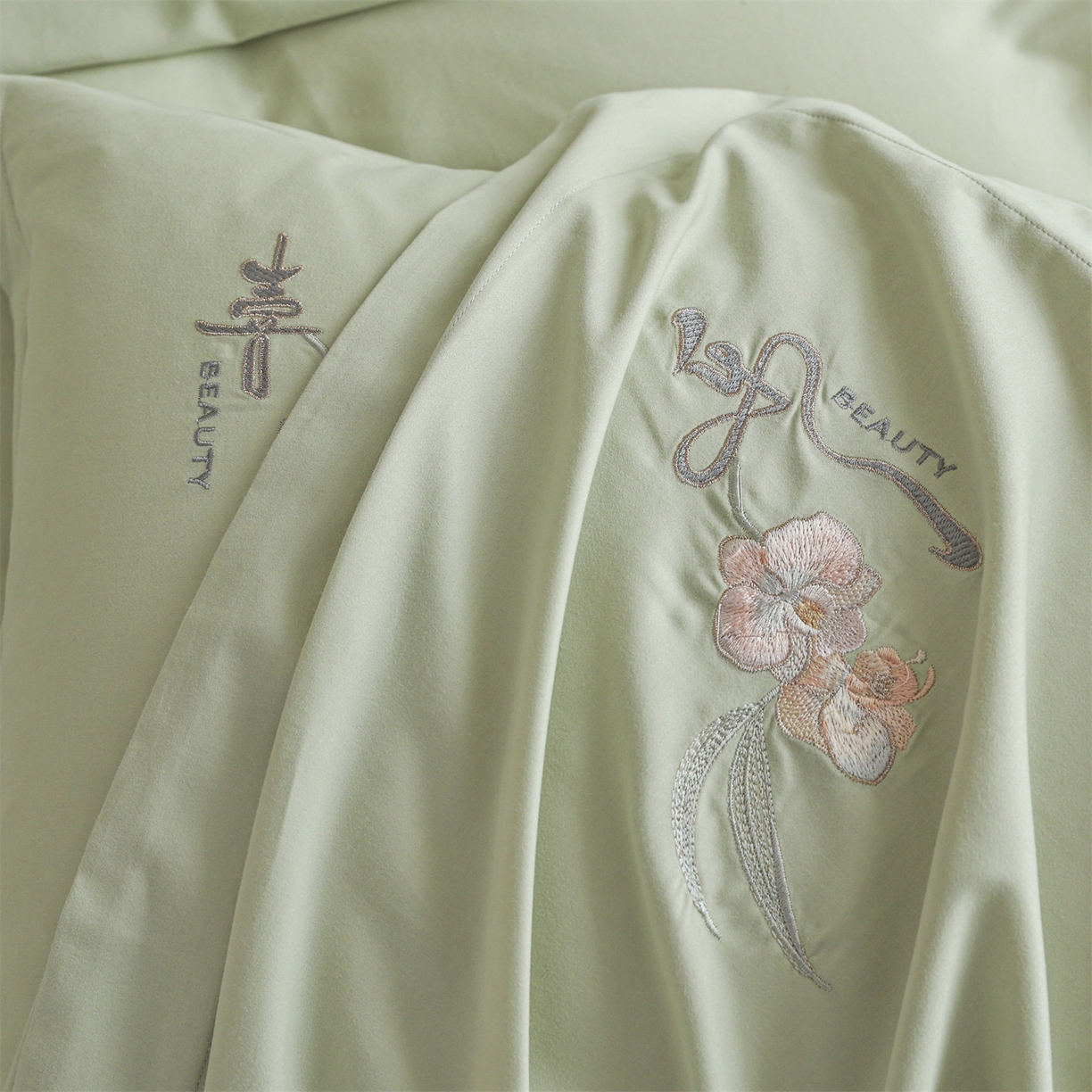 91家纺网 家纺一手货源 找家纺 曼秀琳家纺 2025秋冬新款超柔60s贡缎磨毛刺绣款套件四件套 平安喜乐-澡泽绿