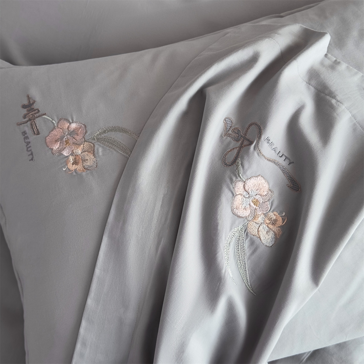 91家纺网 家纺一手货源 找家纺 曼秀琳家纺 2025秋冬新款超柔60s贡缎磨毛刺绣款套件四件套 平安喜乐-胚芽灰