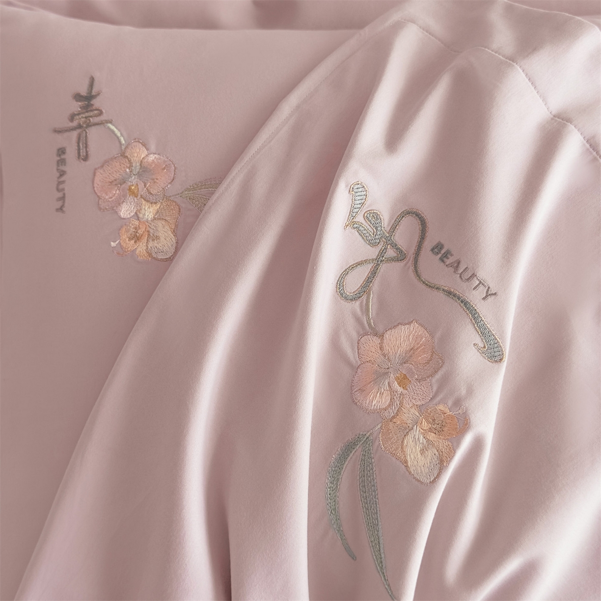 91家纺网 家纺一手货源 找家纺 曼秀琳家纺 2025秋冬新款超柔60s贡缎磨毛刺绣款套件四件套 平安喜乐-香妃粉