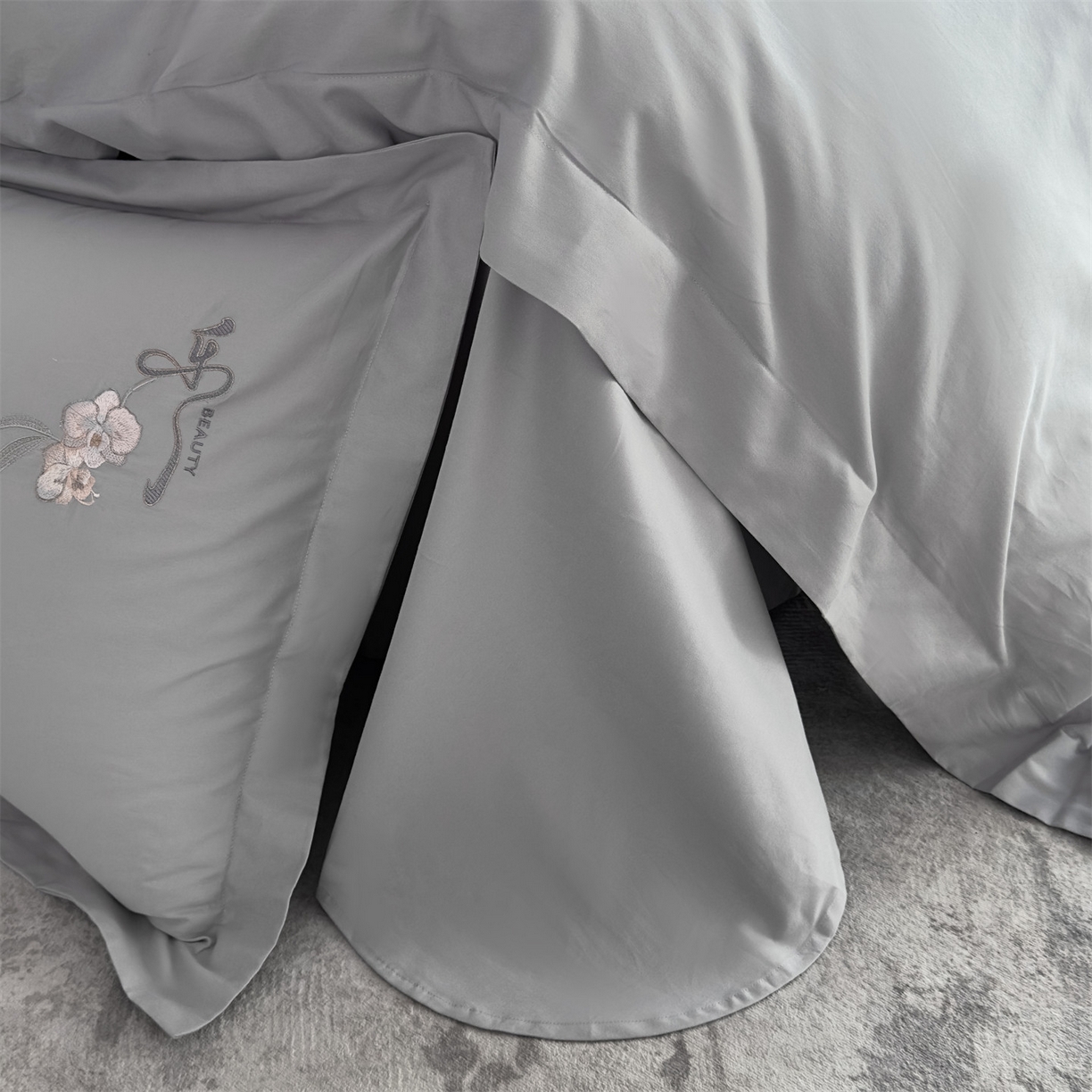 91家纺网 家纺一手货源 找家纺 曼秀琳家纺 2025秋冬新款超柔60s贡缎磨毛刺绣款套件四件套 平安喜乐-胚芽灰