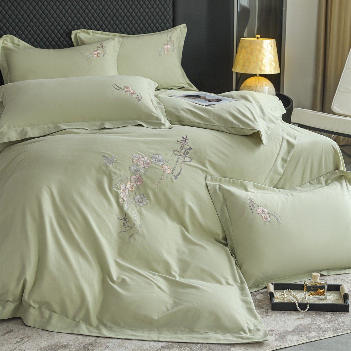 91家纺网 家纺一手货源 找家纺 曼秀琳家纺 2025秋冬新款超柔60s贡缎磨毛刺绣款套件四件套 平安喜乐-澡泽绿