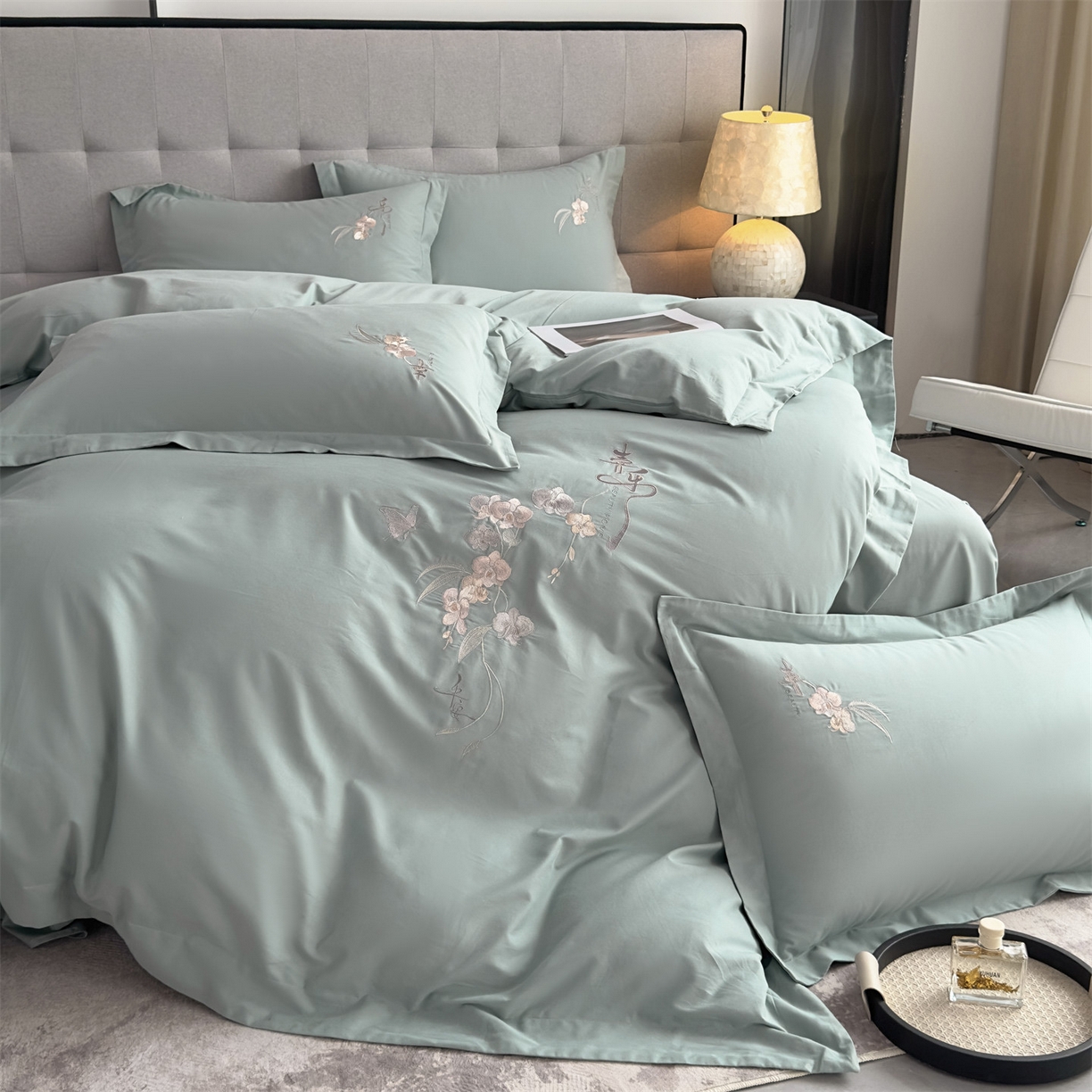 91家纺网 家纺一手货源 找家纺 曼秀琳家纺 2025秋冬新款超柔60s贡缎磨毛刺绣款套件四件套 平安喜乐-苍色