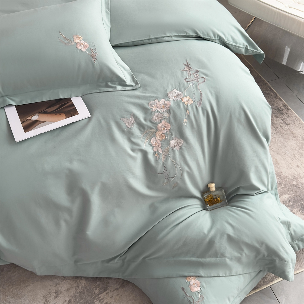 91家纺网 家纺一手货源 找家纺 曼秀琳家纺 2025秋冬新款超柔60s贡缎磨毛刺绣款套件四件套 平安喜乐-苍色