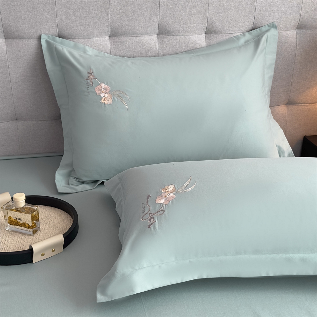 91家纺网 家纺一手货源 找家纺 曼秀琳家纺 2025秋冬新款超柔60s贡缎磨毛刺绣款套件四件套 平安喜乐-苍色