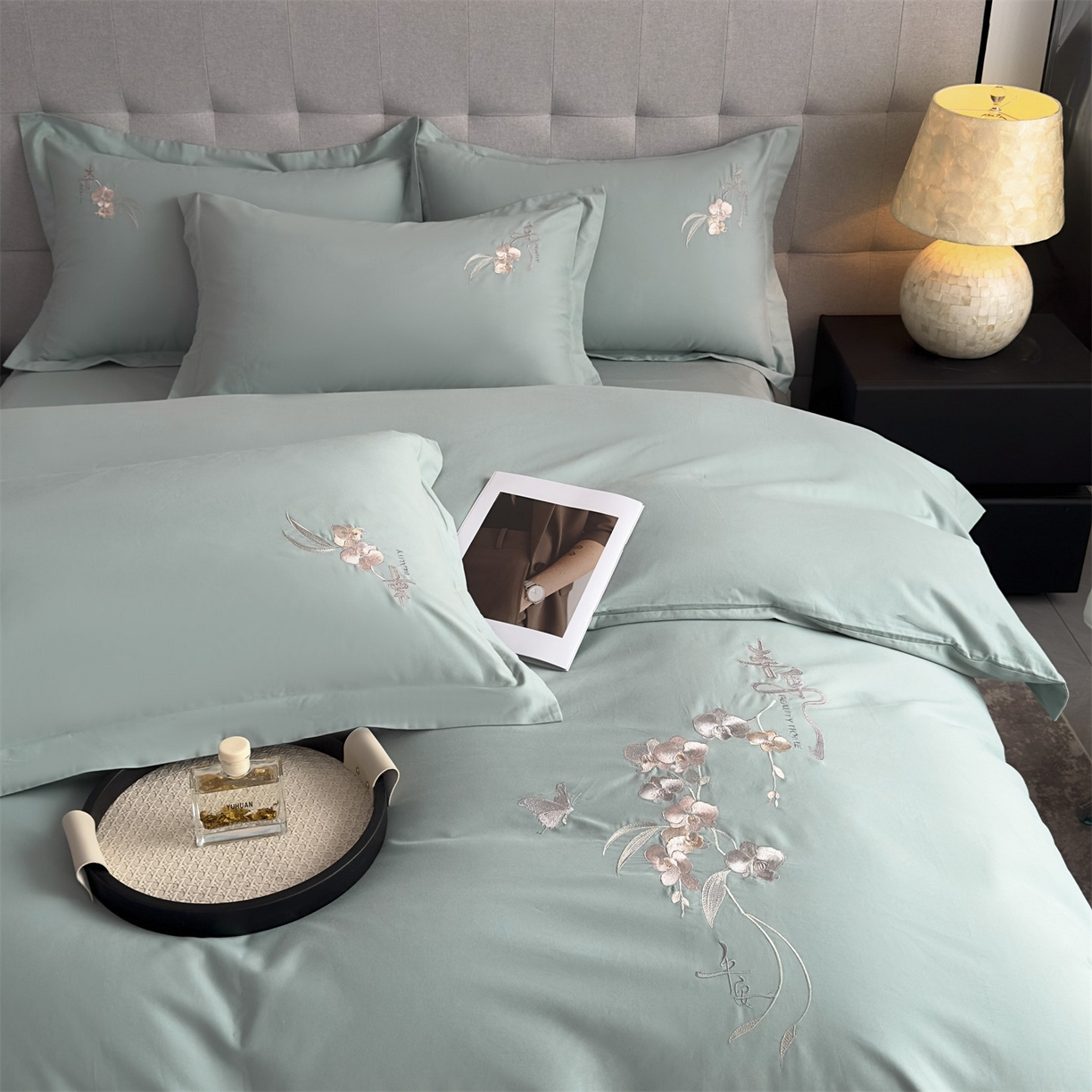 91家纺网 家纺一手货源 找家纺 曼秀琳家纺 2025秋冬新款超柔60s贡缎磨毛刺绣款套件四件套 平安喜乐-苍色