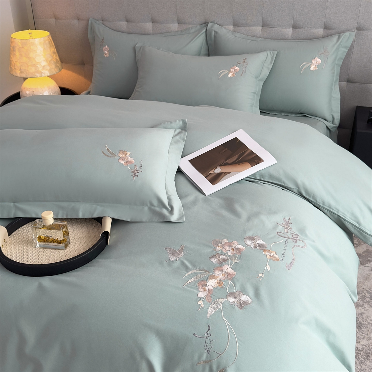 91家纺网 家纺一手货源 找家纺 曼秀琳家纺 2025秋冬新款超柔60s贡缎磨毛刺绣款套件四件套 平安喜乐-苍色