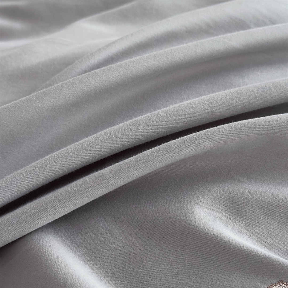 91家纺网 家纺一手货源 找家纺 曼秀琳家纺 2025秋冬新款超柔60s贡缎磨毛刺绣款套件四件套 平安喜乐-胚芽灰