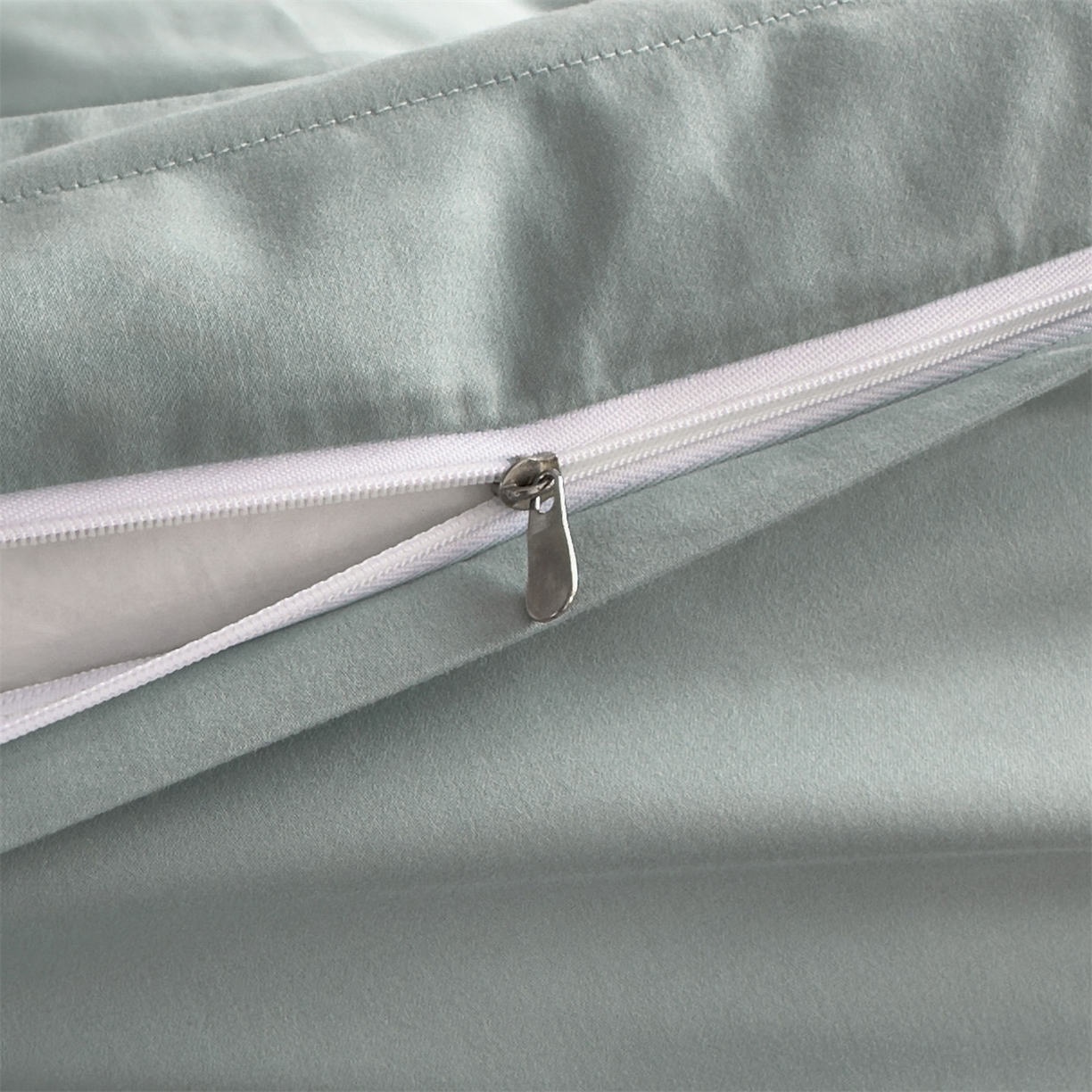 91家纺网 家纺一手货源 找家纺 曼秀琳家纺 2025秋冬新款超柔60s贡缎磨毛刺绣款套件四件套 平安喜乐-苍色