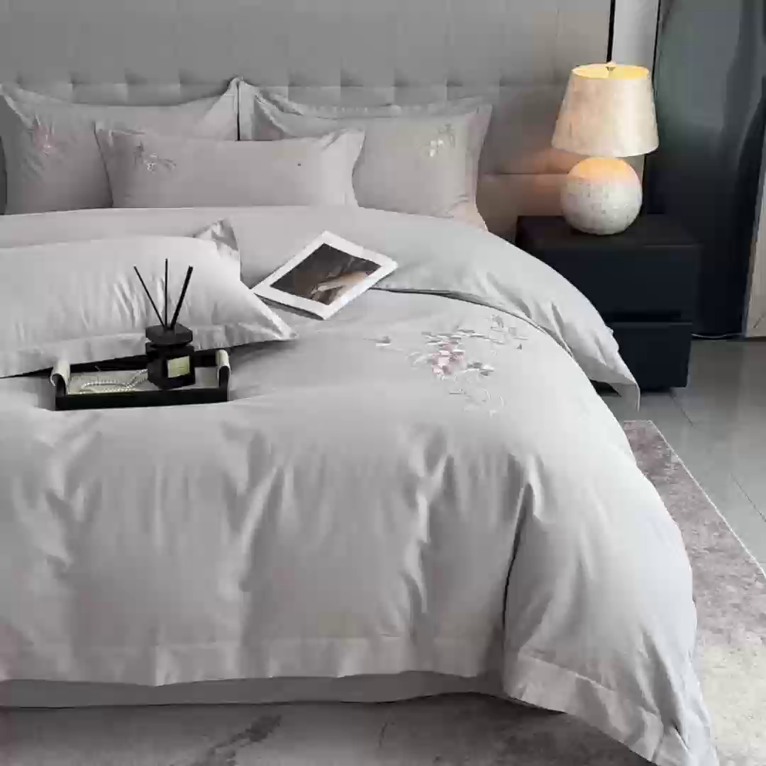 91家纺网 家纺一手货源 找家纺 曼秀琳家纺 2025秋冬新款超柔60s贡缎磨毛刺绣款套件四件套 平安喜乐-胚芽灰