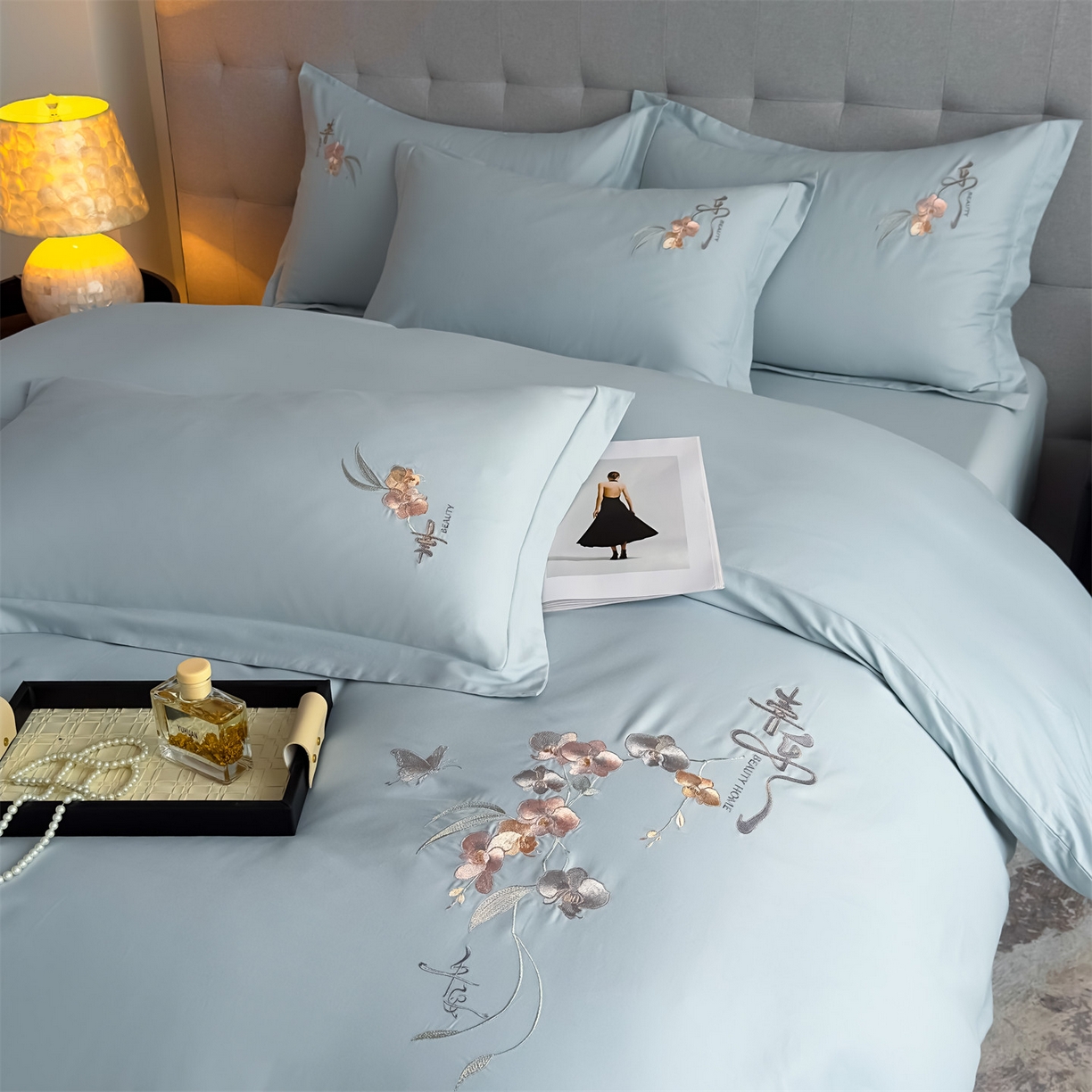 91家纺网 家纺一手货源 找家纺 曼秀琳家纺 2025秋冬新款超柔60s贡缎磨毛刺绣款套件四件套 平安喜乐-洱海蓝