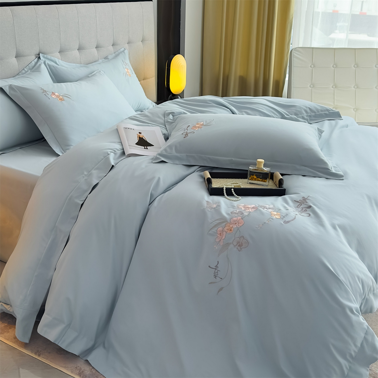 曼秀琳家纺 2025秋冬新款超柔60s贡缎磨毛刺绣款套件四件套 平安喜乐-洱海蓝