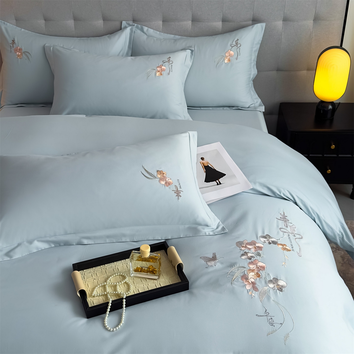 91家纺网 家纺一手货源 找家纺 曼秀琳家纺 2025秋冬新款超柔60s贡缎磨毛刺绣款套件四件套 平安喜乐-洱海蓝