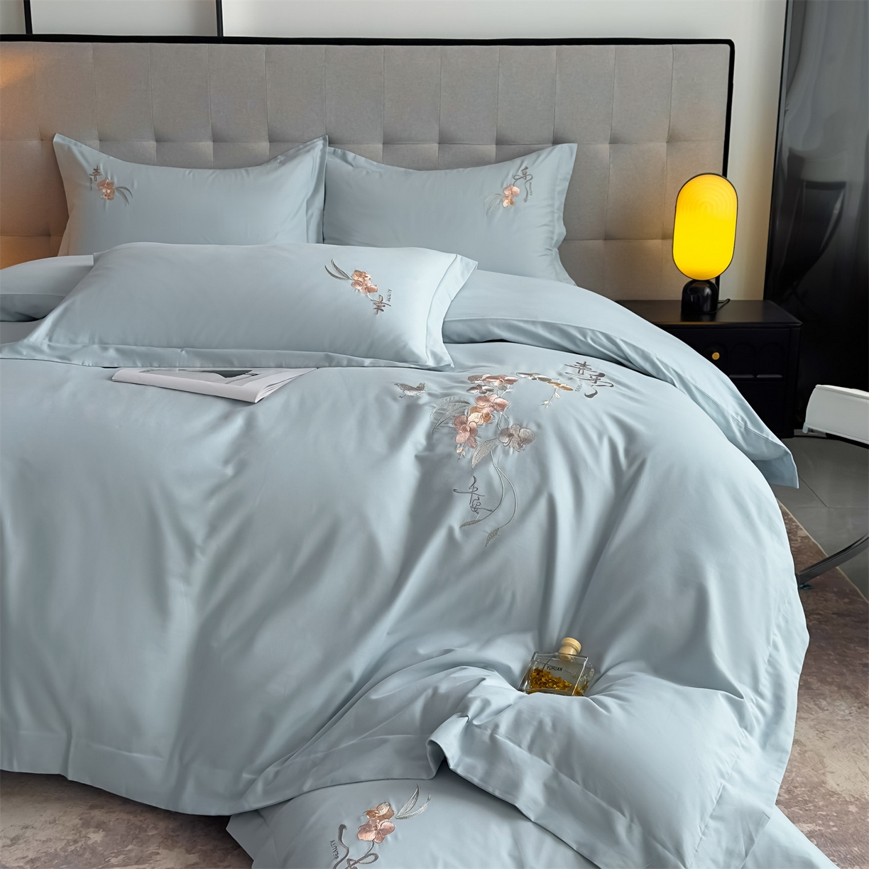 91家纺网 家纺一手货源 找家纺 曼秀琳家纺 2025秋冬新款超柔60s贡缎磨毛刺绣款套件四件套 平安喜乐-洱海蓝