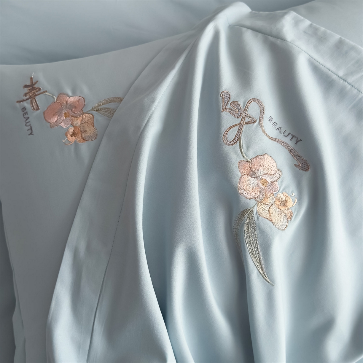 91家纺网 家纺一手货源 找家纺 曼秀琳家纺 2025秋冬新款超柔60s贡缎磨毛刺绣款套件四件套 平安喜乐-洱海蓝