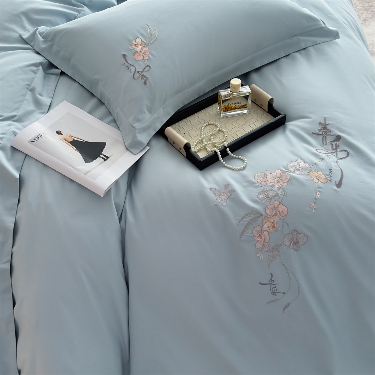 91家纺网 家纺一手货源 找家纺 曼秀琳家纺 2025秋冬新款超柔60s贡缎磨毛刺绣款套件四件套 平安喜乐-洱海蓝