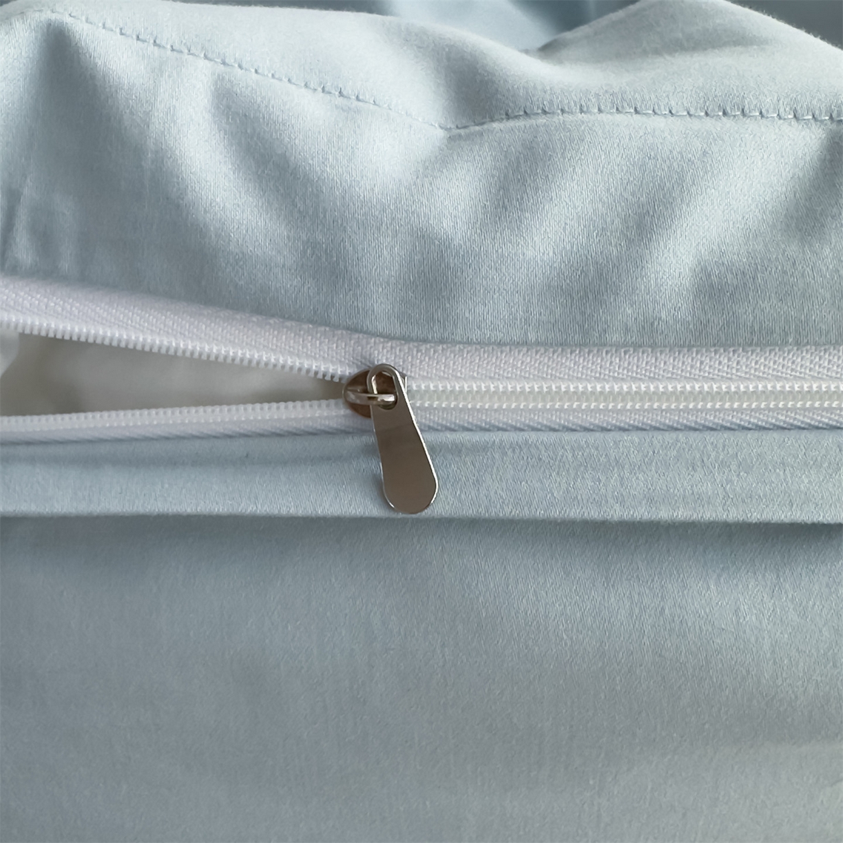 91家纺网 家纺一手货源 找家纺 曼秀琳家纺 2025秋冬新款超柔60s贡缎磨毛刺绣款套件四件套 平安喜乐-洱海蓝