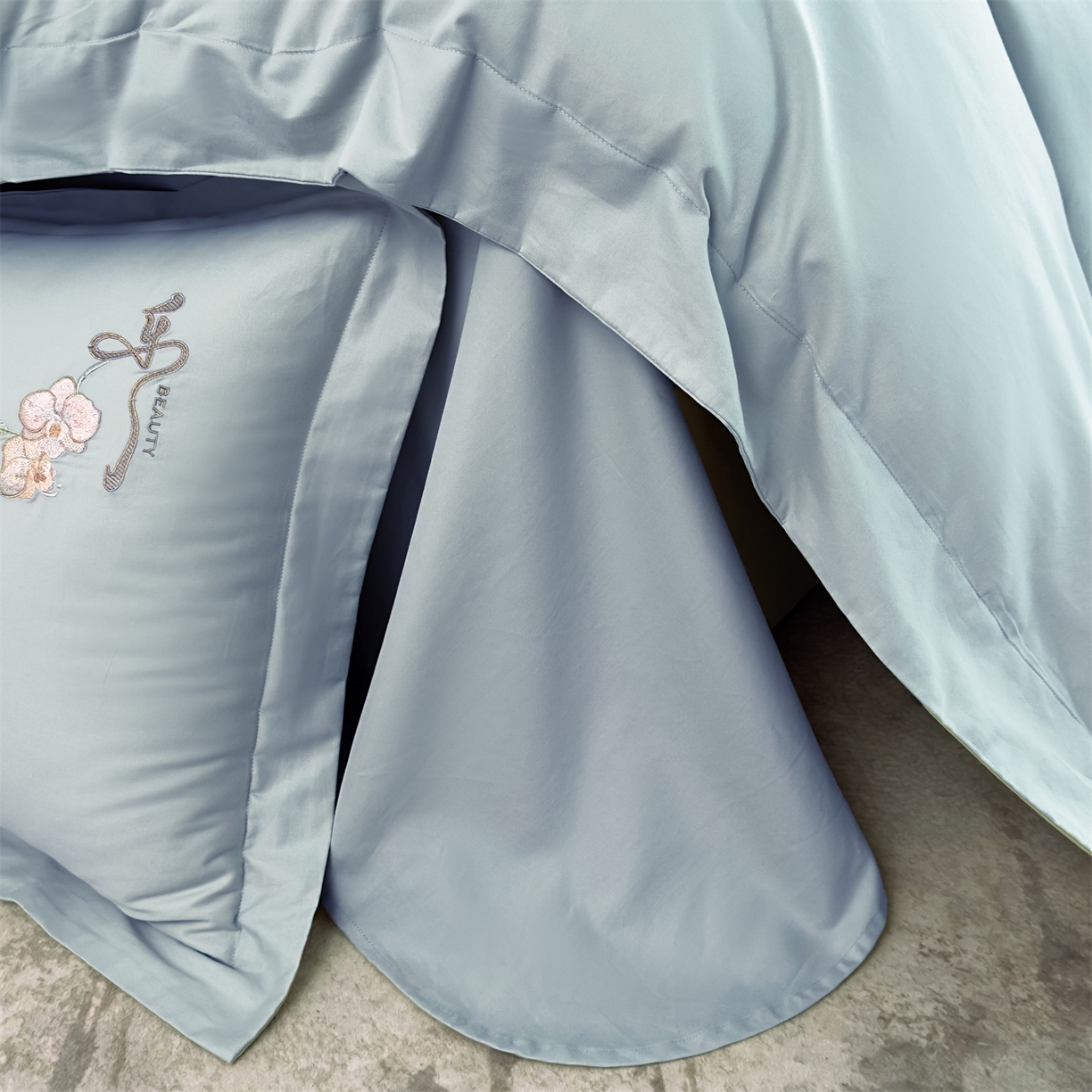 91家纺网 家纺一手货源 找家纺 曼秀琳家纺 2025秋冬新款超柔60s贡缎磨毛刺绣款套件四件套 平安喜乐-洱海蓝