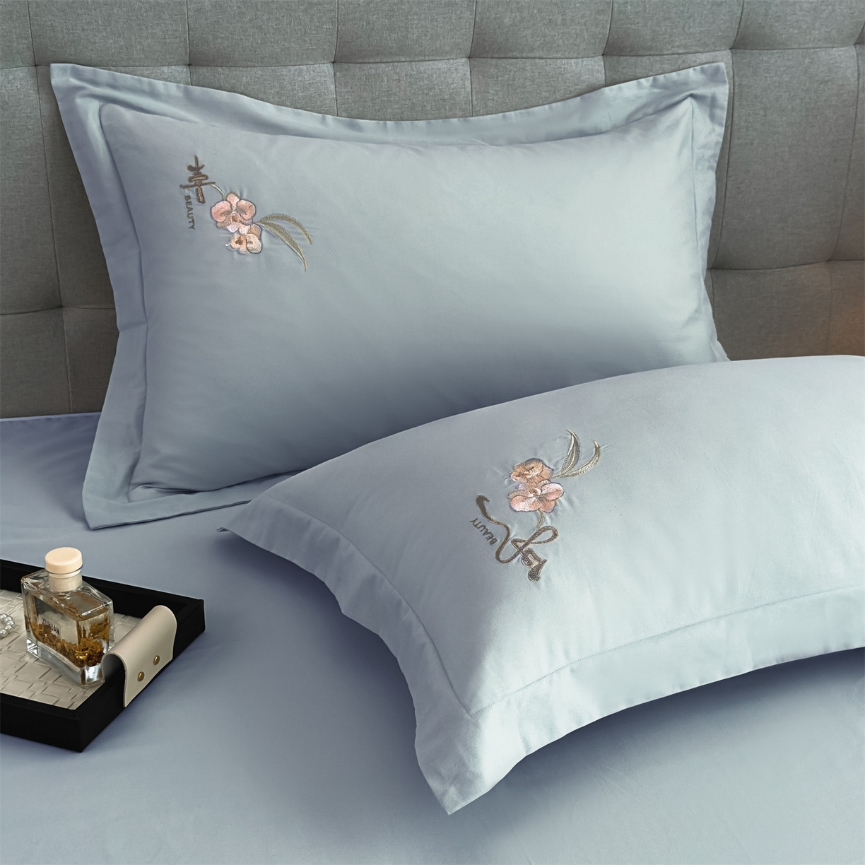 91家纺网 家纺一手货源 找家纺 曼秀琳家纺 2025秋冬新款超柔60s贡缎磨毛刺绣款套件四件套 平安喜乐-洱海蓝