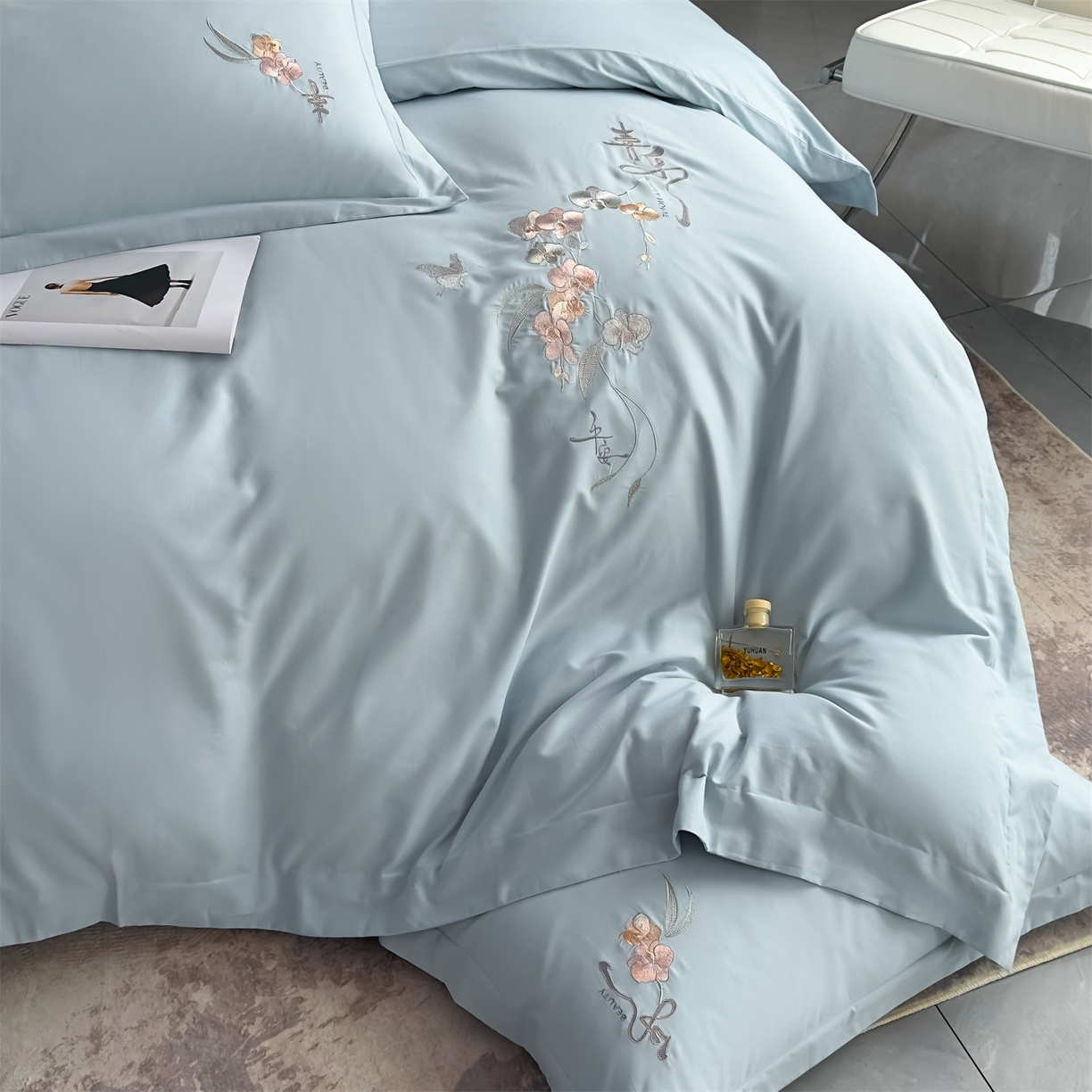 91家纺网 家纺一手货源 找家纺 曼秀琳家纺 2025秋冬新款超柔60s贡缎磨毛刺绣款套件四件套 平安喜乐-洱海蓝