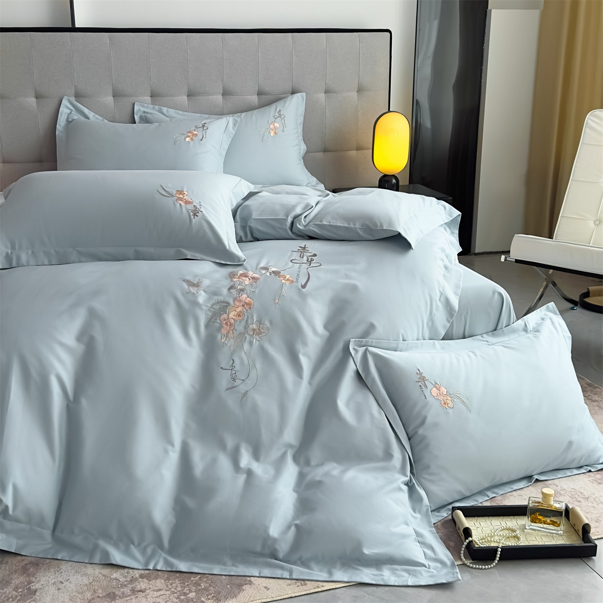 91家纺网 家纺一手货源 找家纺 曼秀琳家纺 2025秋冬新款超柔60s贡缎磨毛刺绣款套件四件套 平安喜乐-洱海蓝